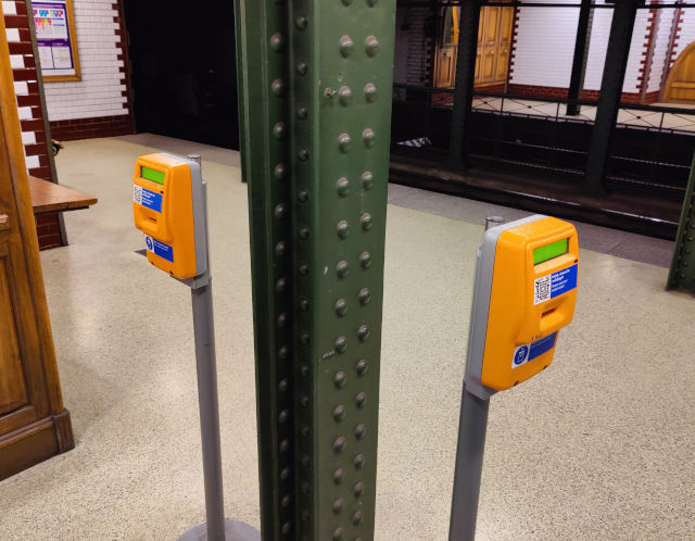 How to validate tickets in Budapest Metro