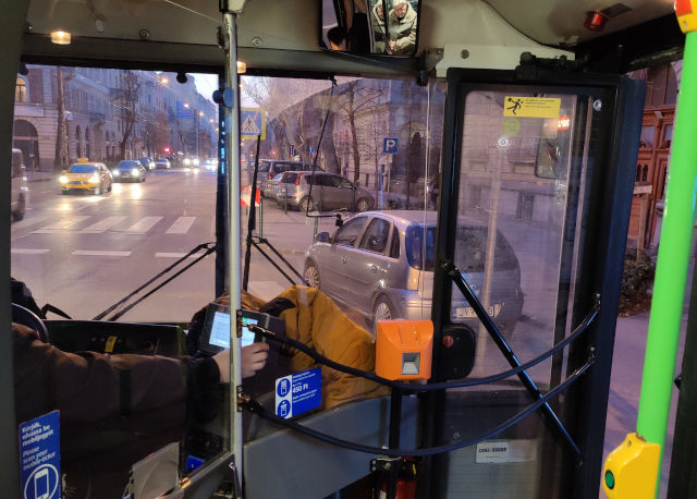 pay with card on Budapest bus