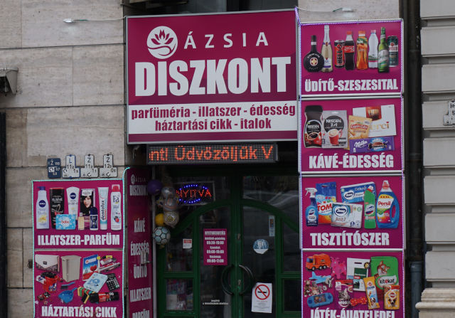 Are grocery stores open in Budapest on weekends