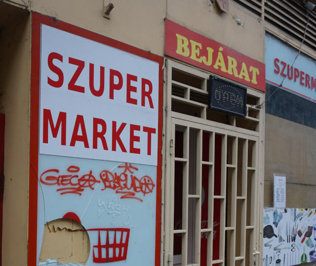 Are supermarkets open on weekend in Budapest