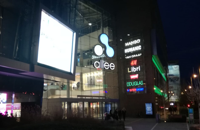 Is Allee Mall open on Weekend