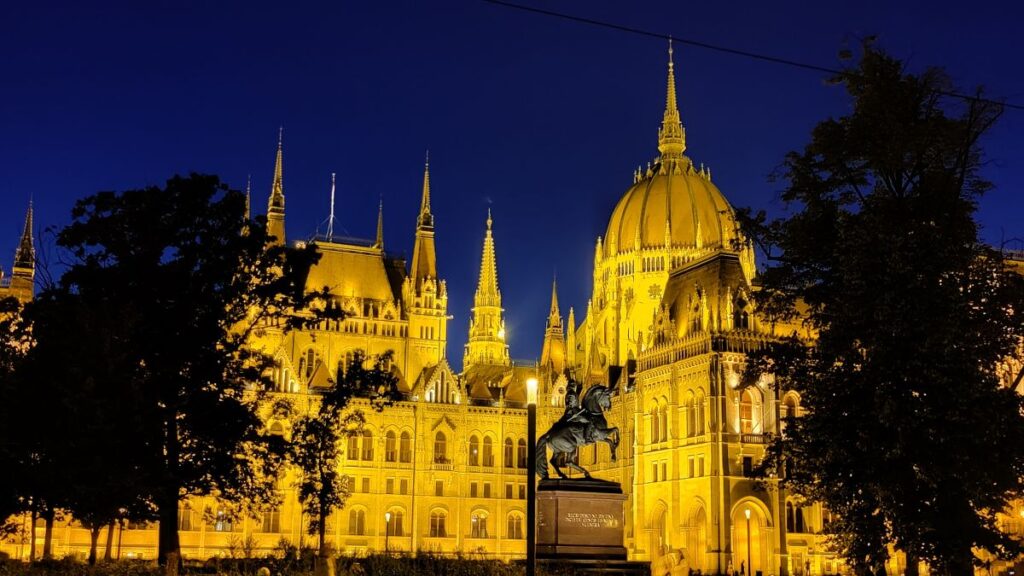 How to go to Hungarian Parliament