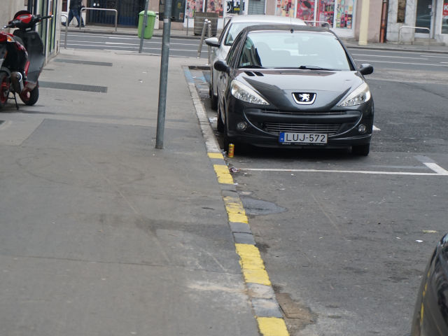 Budapest Parking spots with yellow lines