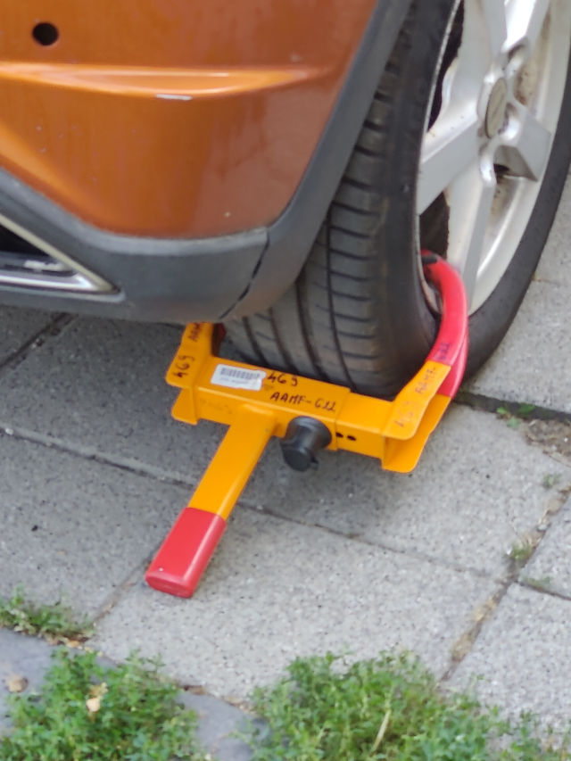 Budapest Parking signs starting with Kiveve